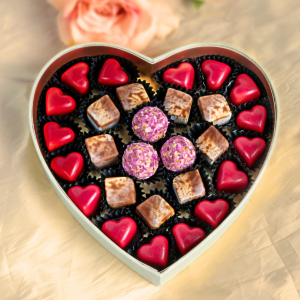 Fabe La Emirati Women’s Day heart box - Image 2